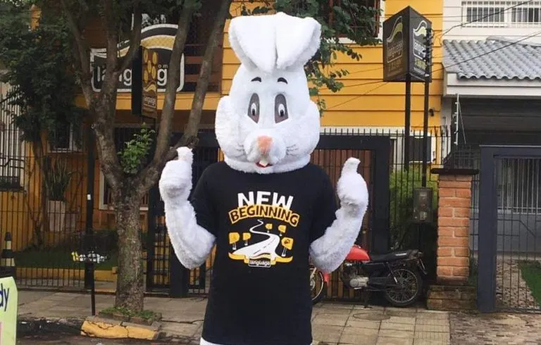O Bunny da Language, fantasiado de coelho, em frente à escola
